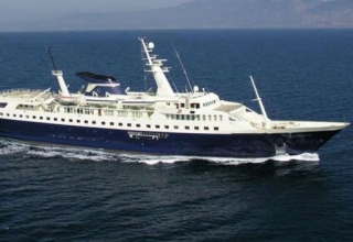  luxury motor yacht rental 